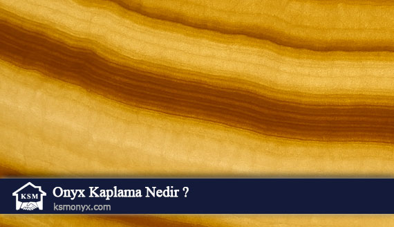 Işık geçiren bal tonlarında onyx kaplama yüzey, lüks iç mekan dekorasyonunda kullanılan doğal taş detayı